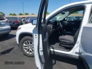 ✅ 2018 Chevrolet Traverse LT Cloth • VIN: 1GNERGKW2JJ165735 • Lot: 43156155. Wystawiony na IAAI z przebiegiem 96 583 mil. Bezpłatny archiwum sprzedaży aukcyjnych z USA i szczegółowy raport historii pojazdu na DreamBid. Zdjęcie 5.