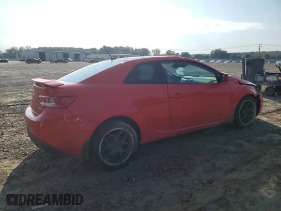 ✅ 2013 Kia Forte SX • VIN: KNAFW6A38D5668039 • Lot: 71131015. Wystawiony na Copart z przebiegiem 122 949 mil. Bezpłatny archiwum sprzedaży aukcyjnych z USA i szczegółowy raport historii pojazdu na DreamBid. Zdjęcie 3.