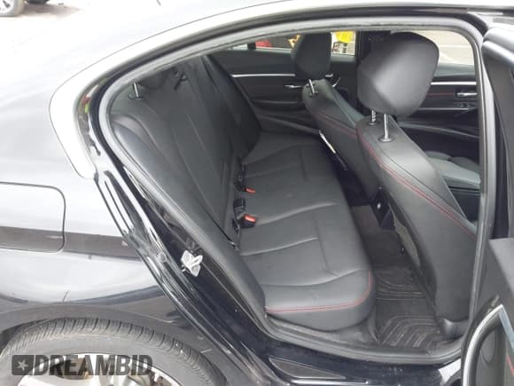 ✅ 2018 BMW 3 Series 330i xDrive • VIN: WBA8D9G5XJNU70597 • Лот: 43880773. Опубликован ранее на IAAI с пробегом 121 550 миль. Бесплатный доступ к архиву аукционных продаж из США и подробный отчёт об истории автомобиля на DreamBid. Изображение 8.