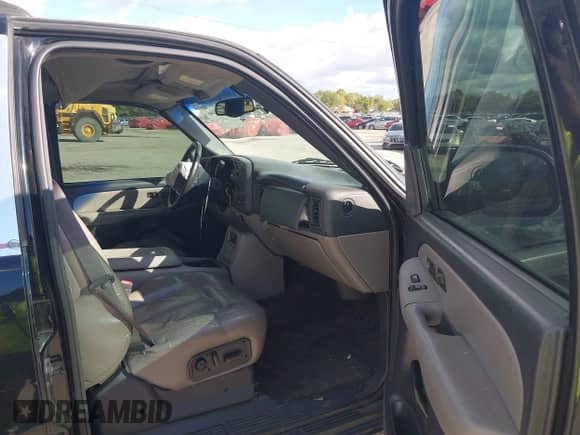 2002 Chevrolet Tahoe LT z VIN 1GNEK13Z62J202829, wystawiony jako IAAI lot #43409146 z przebiegiem Nie podano mil oraz . Historia ofert i sprzedaży dostępna na DreamBid. Obrazek 5.