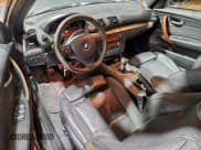 ✅ 2009 BMW 1 Series 135i • VIN: WBAUN93509VE94617 • Лот: 95035755. Опубликован ранее на Copart с пробегом 160 959 миль. Бесплатный доступ к архиву аукционных продаж из США и подробный отчёт об истории автомобиля на DreamBid. Изображение 8.