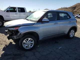 2021 Hyundai Venue SE z VIN KMHRB8A33MU069140, wystawiony jako Copart lot #79288283 z przebiegiem 46 996 mil mil oraz . Historia ofert i sprzedaży dostępna na DreamBid. Obrazek 1.