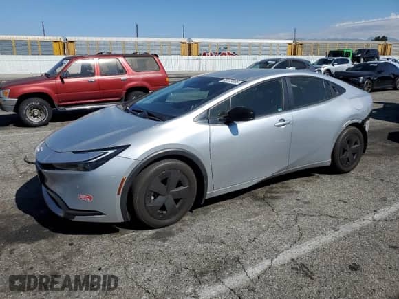 2024 Toyota Prius SE с VIN JTDACACU8R3014689, выставлен на аукционе Copart как лот 85173005 с пробегом 30 579 миль миль и Списание • Salvage title. История ставок и продаж доступна на DreamBid. Изображение 1.