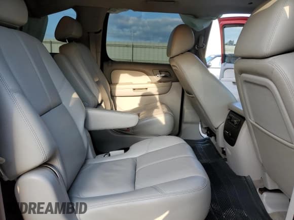 ✅ 2010 Chevrolet Suburban LT • VIN: 1GNZKMEGXAR211239 • Lot: 70322265. Wystawiony na Copart z przebiegiem 174 586 mil. Bezpłatny archiwum sprzedaży aukcyjnych z USA i szczegółowy raport historii pojazdu na DreamBid. Zdjęcie 11.