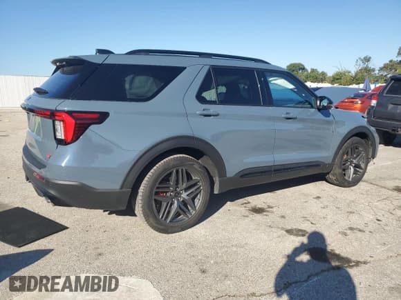 ✅ 2025 Ford Explorer ST • VIN: 1FMWK8GC9SGA52848 • Lot: 81843845. Wystawiony na Copart z przebiegiem 23 445 mil. Bezpłatny archiwum sprzedaży aukcyjnych z USA i szczegółowy raport historii pojazdu na DreamBid. Zdjęcie 3.