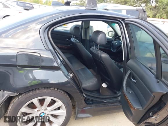 ✅ 2011 BMW 3 Series 328i • VIN: WBAPH7C50BE461029 • Lot: 43210035. Wystawiony na IAAI z przebiegiem 214 534 mil. Bezpłatny archiwum sprzedaży aukcyjnych z USA i szczegółowy raport historii pojazdu na DreamBid. Zdjęcie 8.