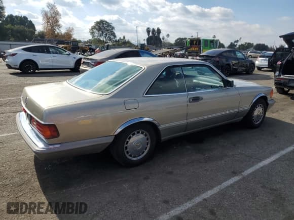 ✅ 1987 Mercedes-Benz 560 560SEC • VIN: WDBCA45D4HA304014 • Lot: 89122905. Wystawiony na Copart z przebiegiem 140 270 mil. Bezpłatny archiwum sprzedaży aukcyjnych z USA i szczegółowy raport historii pojazdu na DreamBid. Zdjęcie 3.