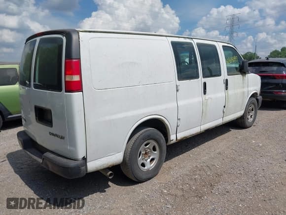 ✅ 2005 Chevrolet Express Cargo • VIN: 1GCFG15X151253802 • Lot: 42618397. Listed on IAAI with 212,370 mi. Free auction sales archive from the USA and detailed vehicle history report at DreamBid. Image 4.