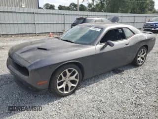 ✅ 2015 Dodge Challenger SXT Plus • VIN: 2C3CDZBG8FH906180 • Lot: 70565673. Wystawiony na Copart z przebiegiem 96 498 mil. Bezpłatny archiwum sprzedaży aukcyjnych z USA i szczegółowy raport historii pojazdu na DreamBid. Zdjęcie 1.