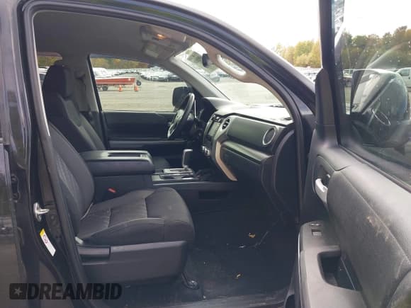 ✅ 2018 Toyota Tundra SR5 • VIN: 5TFDW5F1XJX740452 • Lot: 43523818. Wystawiony na IAAI z przebiegiem 98 882 mil. Bezpłatny archiwum sprzedaży aukcyjnych z USA i szczegółowy raport historii pojazdu na DreamBid. Zdjęcie 5.