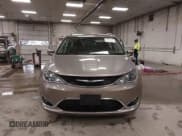 ✅ 2018 Chrysler Pacifica Touring L • VIN: 2C4RC1BG0JR321011 • Lot: 43291829. Wystawiony na IAAI z przebiegiem 79 540 mil. Bezpłatny archiwum sprzedaży aukcyjnych z USA i szczegółowy raport historii pojazdu na DreamBid. Zdjęcie 11.