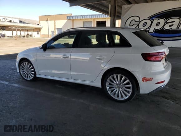 ✅ 2017 Audi A3 e-tron Sportback Premium • VIN: WAUUPBFF6HA111398 • Lot: 69562995. Wystawiony na Copart z przebiegiem 95 011 mil. Bezpłatny archiwum sprzedaży aukcyjnych z USA i szczegółowy raport historii pojazdu na DreamBid. Zdjęcie 2.