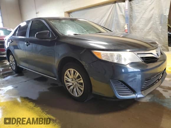 2013 Toyota Camry L z VIN 4T4BF1FK8DR286055, wystawiony jako Copart lot #70346645 z przebiegiem 198 456 mil mil oraz Czysty tytuł • Clean title. Historia ofert i sprzedaży dostępna na DreamBid. Obrazek 4.