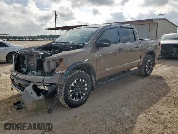 ✅ 2022 Nissan Titan SV • VIN: 1N6AA1ED0NN105552 • Lot: 65369485. Wystawiony na Copart z przebiegiem 48 932 mil. Bezpłatny archiwum sprzedaży aukcyjnych z USA i szczegółowy raport historii pojazdu na DreamBid. Zdjęcie 1.