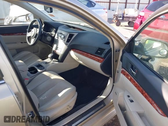 ✅ 2010 Subaru Legacy Limited Moon • VIN: 4S3BMCK65A3225840 • Lot: 43639761. Wystawiony na IAAI z przebiegiem 234 982 mil. Bezpłatny archiwum sprzedaży aukcyjnych z USA i szczegółowy raport historii pojazdu na DreamBid. Zdjęcie 5.