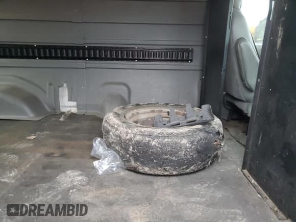 ✅ 2010 Ford Econoline Cargo Commercial • VIN: 1FTNE1EW2ADA56736 • Lot: 82539414. Wystawiony na Copart z przebiegiem 116 603 mil. Bezpłatny archiwum sprzedaży aukcyjnych z USA i szczegółowy raport historii pojazdu na DreamBid. Zdjęcie 12.