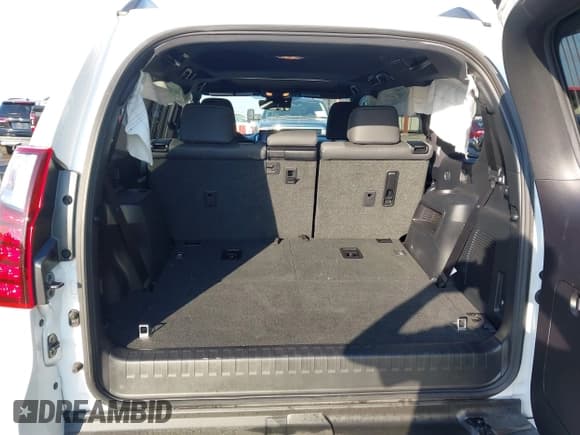 ✅ 2022 Lexus GX 460 • VIN: JTJKM7BX2N5320024 • Lot: 43440335. Wystawiony na IAAI z przebiegiem 26 128 mil. Bezpłatny archiwum sprzedaży aukcyjnych z USA i szczegółowy raport historii pojazdu na DreamBid. Zdjęcie 18.