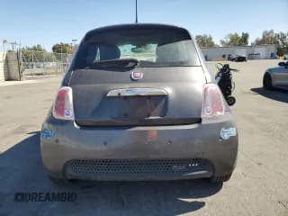 ✅ 2019 FIAT 500e • VIN: 3C3CFFGE8KT680210 • Lot: 84624175. Wystawiony na Copart z przebiegiem 75 382 mil. Bezpłatny archiwum sprzedaży aukcyjnych z USA i szczegółowy raport historii pojazdu na DreamBid. Zdjęcie 6.