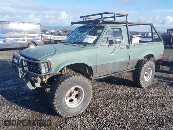 ✅ 1981 Toyota Pickup • VIN: JT4RN38D4B0015895 • Lot: 43724018. Wystawiony na IAAI z przebiegiem 65 999 mil. Bezpłatny archiwum sprzedaży aukcyjnych z USA i szczegółowy raport historii pojazdu na DreamBid. Zdjęcie 2.