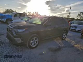 ✅ 2021 Toyota RAV4 XLE • VIN: 2T3W1RFV6MC163656 • Lot: 94538765. Wystawiony na Copart z przebiegiem 78 703 mil. Bezpłatny archiwum sprzedaży aukcyjnych z USA i szczegółowy raport historii pojazdu na DreamBid. Zdjęcie 1.