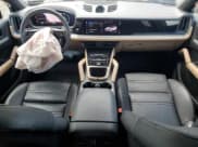 ✅ 2024 Porsche Cayenne • VIN: WP1BA2AY2RDA49095 • Lot: 65288835. Wystawiony na Copart z przebiegiem 18 363 mil. Bezpłatny archiwum sprzedaży aukcyjnych z USA i szczegółowy raport historii pojazdu na DreamBid. Zdjęcie 8.