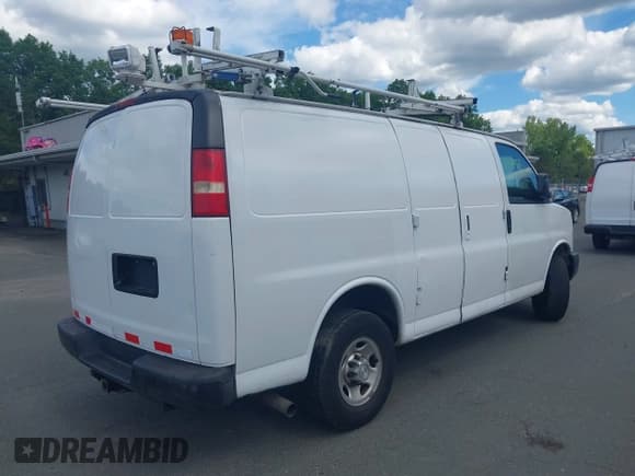 ✅ 2015 Chevrolet Express Cargo • VIN: 1GCWGFCF0F1151304 • Lot: 42776223. Wystawiony na IAAI z przebiegiem 213 156 mil. Bezpłatny archiwum sprzedaży aukcyjnych z USA i szczegółowy raport historii pojazdu na DreamBid. Zdjęcie 4.