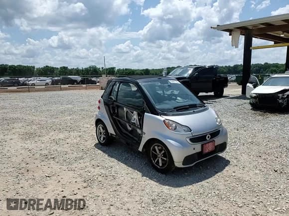 ✅ 2015 Smart fortwo Passion • VIN: WMEEK3BA1FK830296 • Lot: 56401725. Wystawiony na Copart z przebiegiem 80 988 mil. Bezpłatny archiwum sprzedaży aukcyjnych z USA i szczegółowy raport historii pojazdu na DreamBid. Zdjęcie 14.