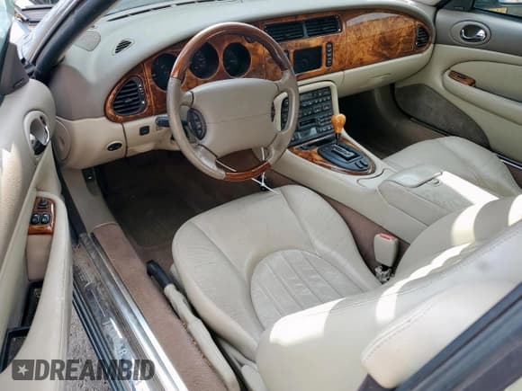 ✅ 2002 Jaguar XK • VIN: SAJDA42C02NA27268 • Lot: 81468085. Wystawiony na Copart z przebiegiem 65 764 mil. Bezpłatny archiwum sprzedaży aukcyjnych z USA i szczegółowy raport historii pojazdu na DreamBid. Zdjęcie 8.