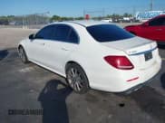 ✅ 2017 Mercedes-Benz E 300 Luxury • VIN: WDDZF4JB6HA121303 • Lot: 43544111. Wystawiony na IAAI z przebiegiem Nie podano. Bezpłatny archiwum sprzedaży aukcyjnych z USA i szczegółowy raport historii pojazdu na DreamBid. Zdjęcie 3.
