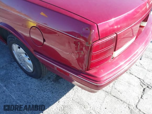 ✅ 1996 Oldsmobile Cutlass Ciera 1SA VX5 • VIN: 1G3AJ55M5T6410109 • Lot: 41335804. Wystawiony na IAAI z przebiegiem 119 240 mil. Bezpłatny archiwum sprzedaży aukcyjnych z USA i szczegółowy raport historii pojazdu na DreamBid. Zdjęcie 17.