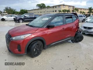 ✅ 2022 Nissan Kicks SR • VIN: 3N1CP5DV8NL520925 • Лот: 52359715. Опубликован ранее на Copart с пробегом 29 817 миль. Бесплатный доступ к архиву аукционных продаж из США и подробный отчёт об истории автомобиля на DreamBid. Изображение 1.