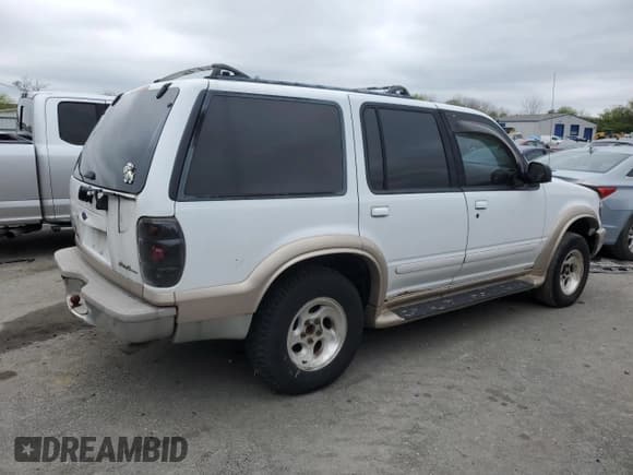 ✅ 2000 Ford Explorer Eddie Bauer • VIN: 1FMDU74E7YZA79125 • Lot: 51285114. Wystawiony na Copart z przebiegiem 278 281 mil. Bezpłatny archiwum sprzedaży aukcyjnych z USA i szczegółowy raport historii pojazdu na DreamBid. Zdjęcie 3.