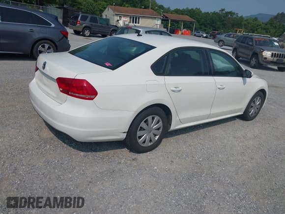 ✅ 2013 Volkswagen Passat S • VIN: 1VWAP7A34DC136456 • Lot: 42464973. Wystawiony na IAAI z przebiegiem 270 448 mil. Bezpłatny archiwum sprzedaży aukcyjnych z USA i szczegółowy raport historii pojazdu na DreamBid. Zdjęcie 4.