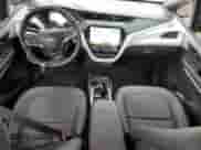 2018 Chevrolet Bolt EV Premier z VIN 1G1FX6S09J4115365, wystawiony jako Copart lot #46951264 z przebiegiem 45 958 mil mil oraz . Historia ofert i sprzedaży dostępna na DreamBid. Obrazek 8.