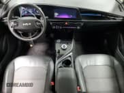 ✅ 2023 Kia Niro Wind • VIN: KNDCR3L19P5036193 • Lot: 87468935. Wystawiony na Copart z przebiegiem 84 299 mil. Bezpłatny archiwum sprzedaży aukcyjnych z USA i szczegółowy raport historii pojazdu na DreamBid. Zdjęcie 8.