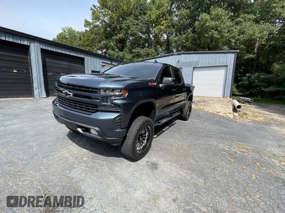 ✅ 2019 Chevrolet Silverado 1500 RST • VIN: 1GCUYEED1KZ393895 • Лот: 83983675. Опубликован ранее на Copart с пробегом 53 620 миль. Бесплатный доступ к архиву аукционных продаж из США и подробный отчёт об истории автомобиля на DreamBid. Изображение 2.