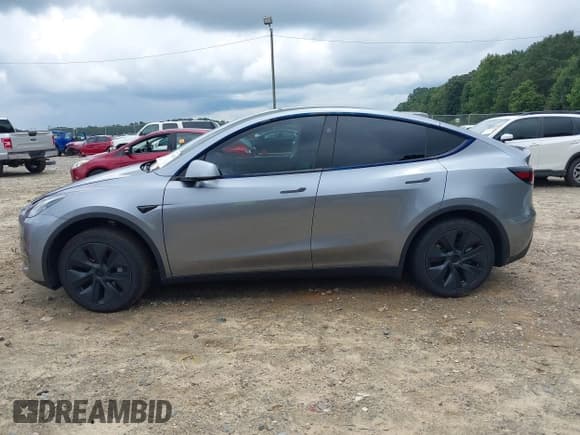 ✅ 2025 Tesla Model Y Long Range • VIN: 7SAYGDED0SA345552 • Лот: 43063341. Опубликован ранее на IAAI с пробегом 21 396 миль. Бесплатный доступ к архиву аукционных продаж из США и подробный отчёт об истории автомобиля на DreamBid. Изображение 14.