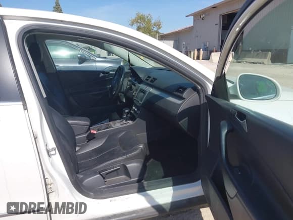 ✅ 2010 Volkswagen Passat Komfort • VIN: WVWJK7AN8AE137788 • Lot: 43377992. Wystawiony na IAAI z przebiegiem 188 049 mil. Bezpłatny archiwum sprzedaży aukcyjnych z USA i szczegółowy raport historii pojazdu na DreamBid. Zdjęcie 5.