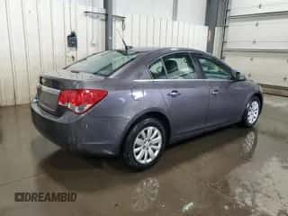 2011 Chevrolet Cruze LS z VIN 1G1PC5SH2B7126630, wystawiony jako Copart lot #69132675 z przebiegiem 136 760 mil mil oraz Szkoda całkowita • Salvage title. Historia ofert i sprzedaży dostępna na DreamBid. Obrazek 3.