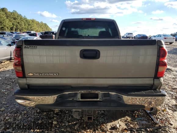 2006 Chevrolet Silverado 2500HD LT1 с VIN 1GCHK29D26E164070, выставлен на аукционе Copart как лот 90705675 с пробегом Не указан миль и На запчасти • Non repairable. История ставок и продаж доступна на DreamBid. Изображение 6.