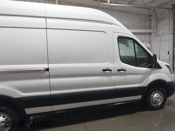 ✅ 2022 Ford Transit Cargo • VIN: 1FTBR3U80NKA65006 • Lot: 43872189. Wystawiony na IAAI z przebiegiem 42 872 mil. Bezpłatny archiwum sprzedaży aukcyjnych z USA i szczegółowy raport historii pojazdu na DreamBid. Zdjęcie 13.