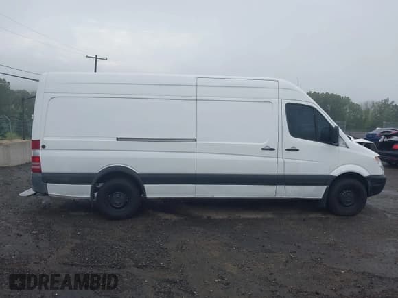 ✅ 2011 Mercedes-Benz Sprinter Cargo • VIN: WD3PE8CB6B5574209 • Lot: 42972656. Wystawiony na IAAI z przebiegiem 257 290 mil. Bezpłatny archiwum sprzedaży aukcyjnych z USA i szczegółowy raport historii pojazdu na DreamBid. Zdjęcie 13.