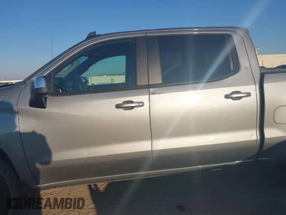 2026 Chevrolet Silverado 1500 LT z VIN 3GCUKDED5TG130130, wystawiony jako IAAI lot #43613368 z przebiegiem 3 302 mil mil oraz . Historia ofert i sprzedaży dostępna na DreamBid. Obrazek 14.