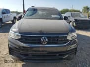 ✅ 2022 Volkswagen Tiguan SE R-Line Black • VIN: 3VVCB7AX0NM159229 • Lot: 72049275. Wystawiony na Copart z przebiegiem 35 470 mil. Bezpłatny archiwum sprzedaży aukcyjnych z USA i szczegółowy raport historii pojazdu na DreamBid. Zdjęcie 5.