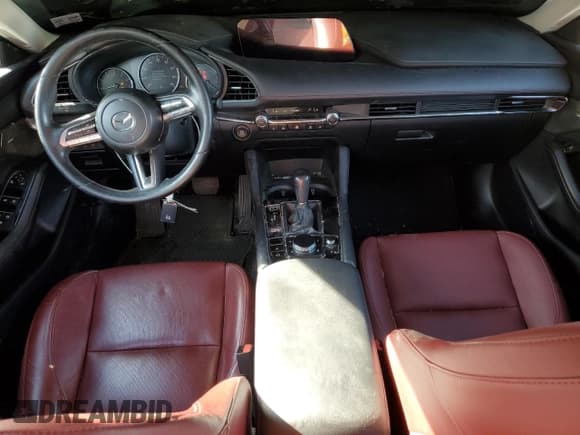 ✅ 2023 Mazda 3 S Carbon Edition • VIN: 3MZBPACM1PM365364 • Lot: 70030315. Wystawiony na Copart z przebiegiem 76 978 mil. Bezpłatny archiwum sprzedaży aukcyjnych z USA i szczegółowy raport historii pojazdu na DreamBid. Zdjęcie 8.