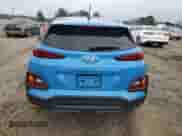 2020 Hyundai Kona SE z VIN KM8K12AA4LU475569, wystawiony jako Copart lot #46074773 z przebiegiem 27 247 mil mil oraz . Historia ofert i sprzedaży dostępna na DreamBid. Obrazek 6.