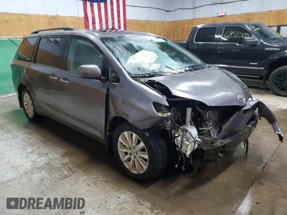 ✅ 2015 Toyota Sienna Limited • VIN: 5TDDK3DC9FS112285 • Lot: 71461075. Listed on Copart with 237,198 mi. Free auction sales archive from the USA and detailed vehicle history report at DreamBid. Image 4.