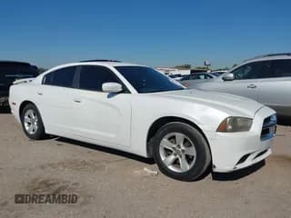 ✅ 2013 Dodge Charger SE • VIN: 2C3CDXBG4DH683752 • Lot: 43597017. Wystawiony na IAAI z przebiegiem 237 399 mil. Bezpłatny archiwum sprzedaży aukcyjnych z USA i szczegółowy raport historii pojazdu na DreamBid. Zdjęcie 1.