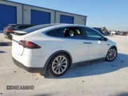 ✅ 2017 Tesla Model X 90D • VIN: 5YJXCAE26HF034284 • Lot: 81863865. Wystawiony na Copart z przebiegiem 108 673 mil. Bezpłatny archiwum sprzedaży aukcyjnych z USA i szczegółowy raport historii pojazdu na DreamBid. Zdjęcie 3.
