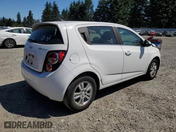 2013 Chevrolet Sonic LT z VIN 1G1JD6SG0D4199810, wystawiony jako Copart lot #63103015 z przebiegiem 128 825 mil mil oraz Szkoda całkowita • Salvage title. Historia ofert i sprzedaży dostępna na DreamBid. Obrazek 3.